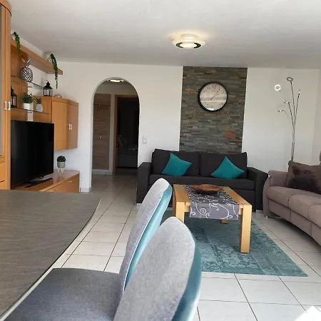 Sonnige Suedwohnung Mit Terrasse, Badesee