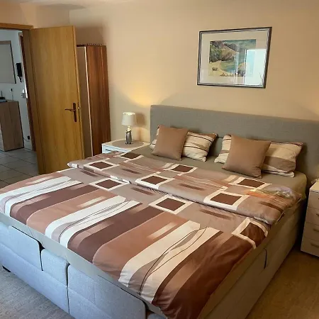 Sonnige Suedwohnung Mit Terrasse, Badesee *