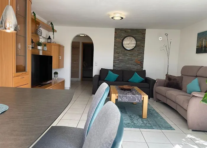 Sonnige Suedwohnung Mit Terrasse, Badesee