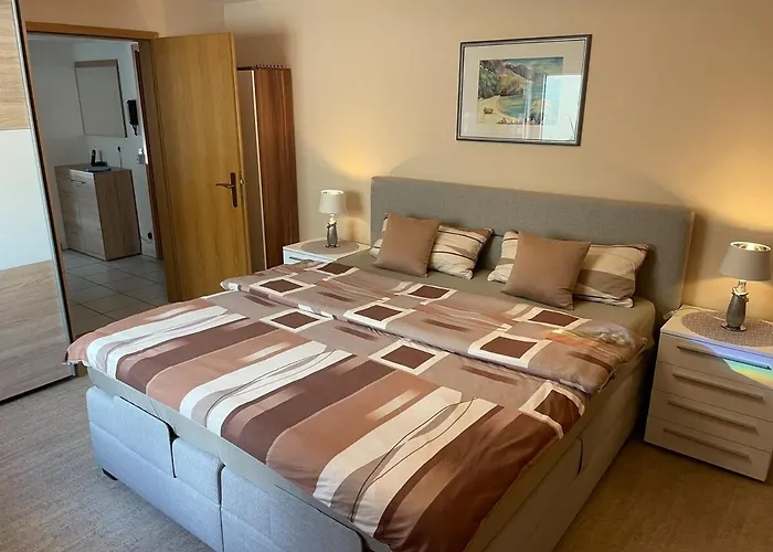 Sonnige Suedwohnung Mit Terrasse, Badesee *