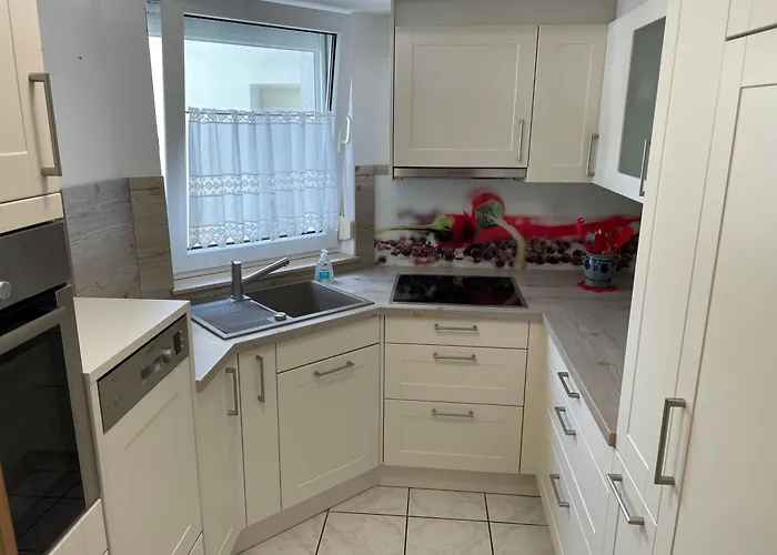 Sonnige Suedwohnung Mit Terrasse, Badesee